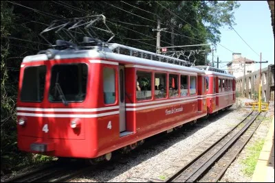 Si je vous dis, on prend le funiculaire pour monter au sommet du Corcovado, découvrir le Cristo Redentor et sa vue époustouflante sur toute la ville. De quelle ville, serions-nous les touristes ?