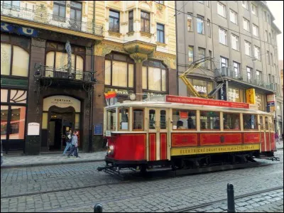 Pour visiter la tour Petrin, sorte de petite tour Eiffel, située sur une colline de 318 m de hauteur, un funiculaire nous propose cette visite. Dans quelle ville serions-nous ?
