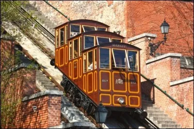 Dans quelle ville rayonne Siklo, ce funiculaire de 1870 dont c'est le moyen de transport en commun le plus ancien de la capitale de la Hongrie connue comme la "Perle du Danube" ?