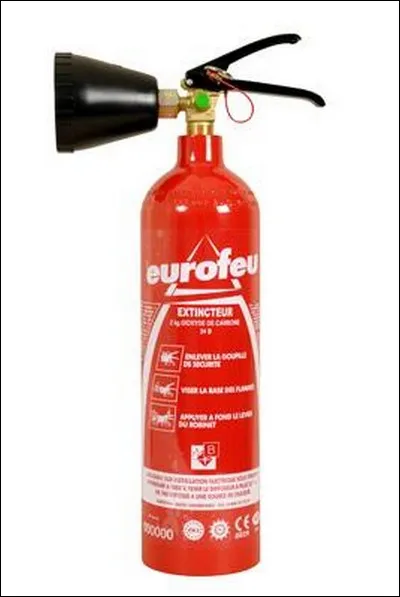 Un extincteur à CO2 est fait pour éteindre un...