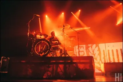 Quelle est la couleur du bonnet de Tyler dans le clip " Stressed out "?