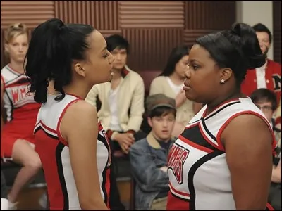 Pour quel homme Mercedes et Santana se battent-elles dans la chanson "The Boy Is Mine" ?