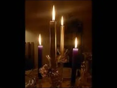 Comment s'appelle la tige en suif entourant une mèche, utilisée autrefois, et qui a été remplacée par la bougie de nos jours ?