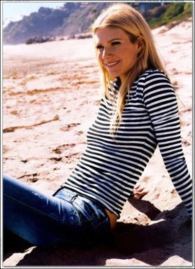 Quoi de plus normal que de porter un vêtement marin sur une plage ensoleillée, n'est-ce pas miss...