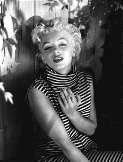 Icône des années 50-60, elle porte ici une jolie robe marinière.