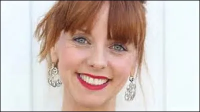 Comment se prénomme cette jolie rousse ?