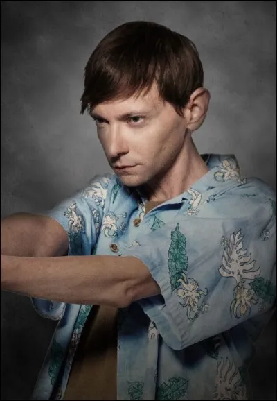 Comment s'appelle le personnage masculin qui donne des conseils au groupe ?