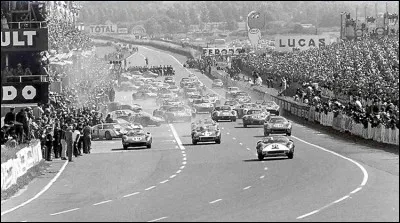 En dehors de la Formule 1, John Surtees, dispute de nombreuses courses d'endurance en catégorie sport-prototypes. Il remporte quatre victoires avec des voitures d'un même constructeur : lequel ?