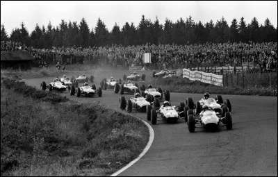 Quel a été le circuit de prédilection de John Surtees, sur lequel, Formule 1 et Sport-prototypes confondus, il a remporté quatre victoires entre 1963 et 1965?
