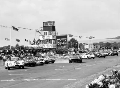 Preuve de son éclectisme, il participe en 1962 au "Tourist Trophy" réunissant sur le circuit de Goodwood, des voitures de Sport et Grand-Tourisme. Sur quelle voiture court-il ?