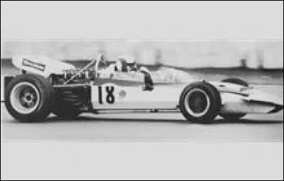 Que fait John Surtees durant les années qui suivent sa dernière victoire en Formule 1 ?
