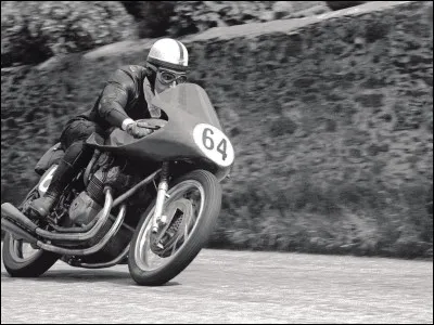 Sur quelle écurie court-il lorsqu'il remporte ses titres ?