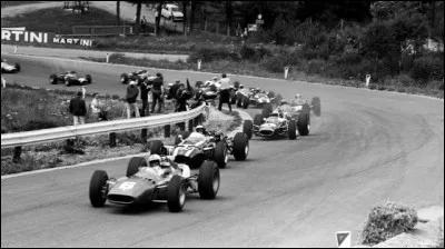 Quelle est la particularité de la saison de Formule 1 1966 pour John Surtees ?
