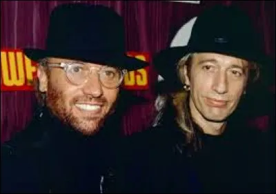 Quel est le nom de famille de Maurice et Robin, les jumeaux australiens du groupe Bee Gees ?