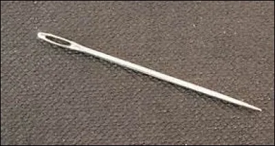 DU FIL ET UNE AIGUILLE A COUDRE - Sans doute pour repriser une couture qui a cédé...à cause de l'excès de chocolat ! Connaissez-vous la bonne orthographe du mot définissant le trou de l'aiguille ?