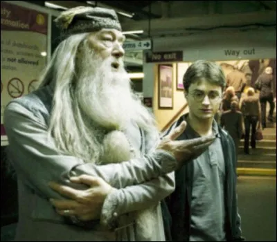 Dans un des films, Dumbledore a une blessure à la main... Par quel moyen les maquilleurs ou les monteurs ont-ils obtenu cet effet ?