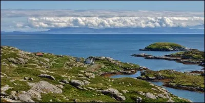 Quel est cet archipel situé à l'ouest de l'Ecosse dont il est séparé par un détroit, le Minch ?