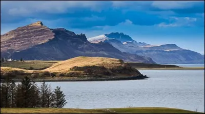 Une grande île, au relief escarpé culminant à près de 1000 mètres, se situe entre cet archipel dont elle fait partie et la côte écossaise. Quel est son nom ?