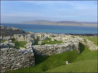 Quel est cet archipel situé au nord-est de l'Ecosse dont il est séparé par un détroit, le Pentland firth ?