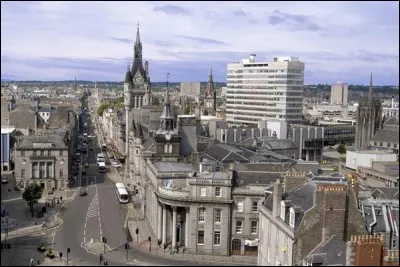 On l'appelle The Granite City (« la ville de granit »)ou The Grey City (« la ville grise »); elle a tiré profit de l'extraction pétrolière, c'est avec 200 000 habitants la troisième ville d'Ecosse. Quelle est cette ville ?