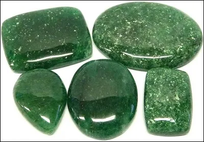 Comment se nomme cette variété de quartz vert, qui se décline parfois en bleu ?