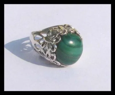 De couleur vert foncé, cette pierre est composée de carbonate de cuivre :