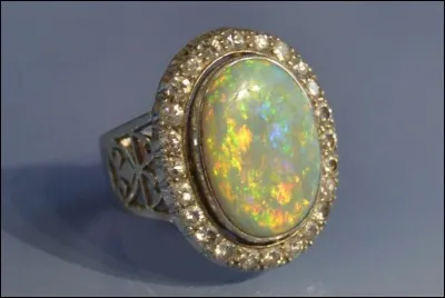 Quel est ce minéral composé de silice, que l'on reconnaît à ses effets irisés ?