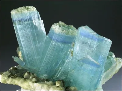 Quelle est cette jolie pierre bleue de la famille des béryls ?