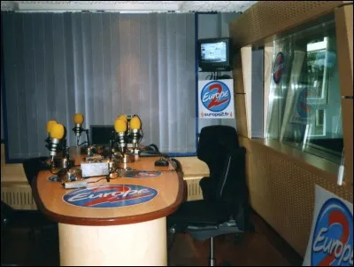 Sous quel nom Europe 2 est-elle née ?