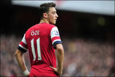 Ozil a joué dans 3 clubs différents.