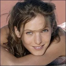 Etudiante ,  cousine de Nathan et ex de Rudy . Qui est-elle ?