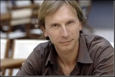 Pre de Johanna et de Lucas , il a divorc de Blanche et il est parti vivre aux Etats-Unis . Qui est-il ?