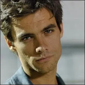 Fils d'un diplomate , il a pass une partie de son enfance aux Etats-Unis . Qui est-il ?