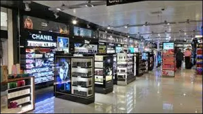 Quel terme anglais désigne les marchandises vendues hors taxe dans les boutiques des aéroports ?