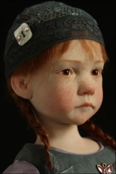 Comment appelle-t-on une poupée réaliste, réalisée au moyen d'un kit, de façon à ce qu'elle ressemble le plus possible à un vrai bébé ?