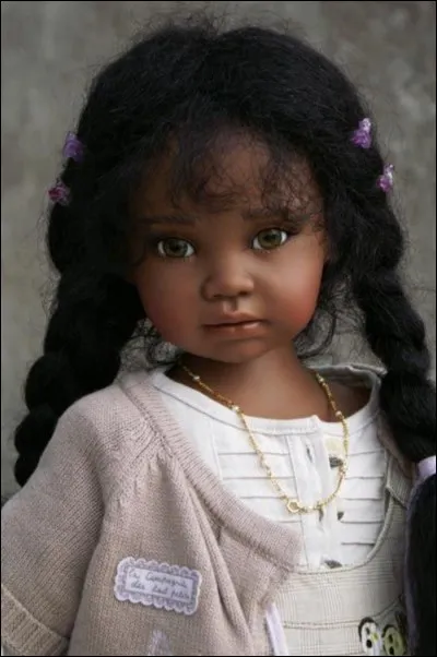 Où peut-on placer une poupée quand elle ne désigne pas le jouet ?