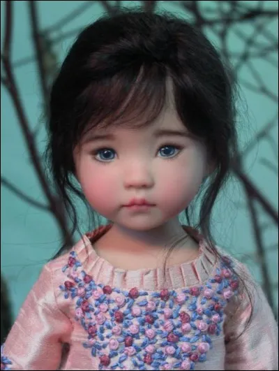 Que fait la poupée de Michel Polnareff dans sa célèbre chanson ?