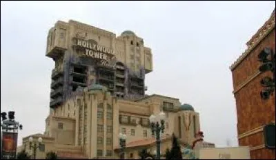 Dans quel parc peut-on faire une attraction se basant sur la technique de l'ascenseur appelée "Tour de la Terreur" ?