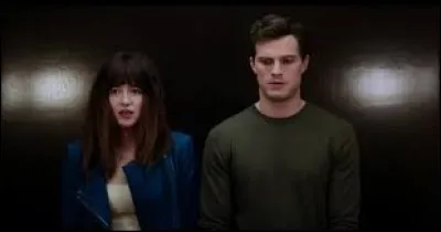 Dans le film "Cinquante Nuances de Grey", que font Christian Grey et Anastasia Steele la première fois qu'ils se retrouvent ensemble dans un ascenseur ?