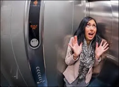 Comment s'appelle la phobie des ascenseurs ?