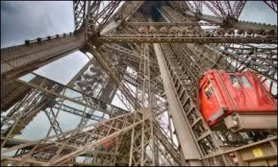 Combien d'ascenseurs y a-t-il dans la tour Eiffel ?