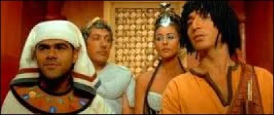 Dans le film "Astérix et Obélix : Mission Cléopâtre", comment s'appelle l'invention d'Otis qui permet de monter et descendre les gens ?