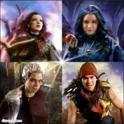 Quel objet, volé par Jay et se trouvant sur son lit, Mal prend-elle dans sa main pendant quelques secondes ?