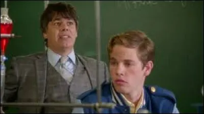 Quelle question le professeur de chimie pose-t-il à Evie ?