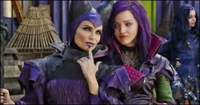 Quelle autre couleur les yeux de Mal et Maléfique peuvent-ils prendre quand elles se regardent les yeux dans les yeux ?