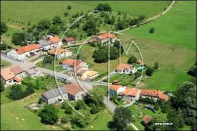 Nous prenons un peu de hauteur en survolant Richeval. Village Mosellan, il se trouve dans l'ancienne région ...