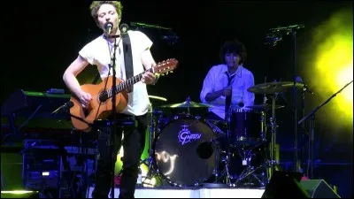 " C'était le temps des bords de mer...Le temps des Gainsbourg, des Prévert...Je revois tes cheveux défaits". Quel est le titre de cette chanson de Raphaël ?