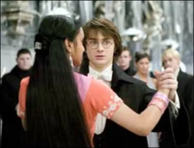 (ATTENTION, SI TU ES UNE FILLE COCHE LA CASE " JE SUIS UNE FILLE " ) 
Tu as mis ton plus beau costume pour le bal qui a lieu aujourd'hui... Plusieurs filles te proposent de danser... Qui choisis-tu ?