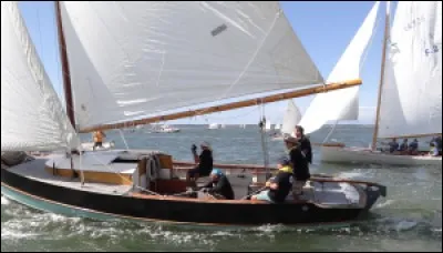 Quel chantier a construit le bac à voile Umbria ?