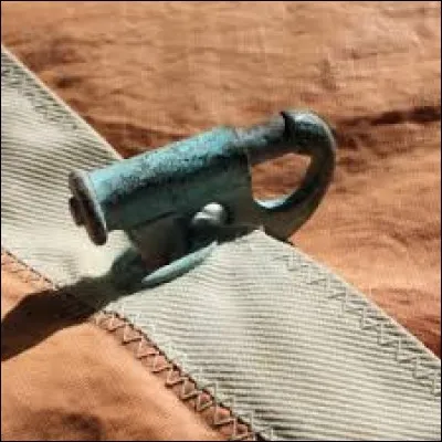 Quelle pinasse à voile a une bougie représentée sur sa voile ?